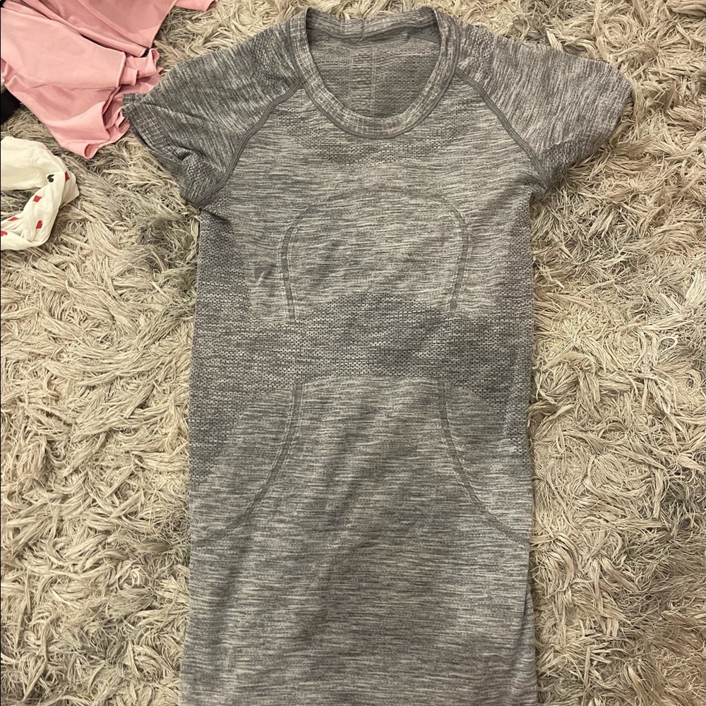 Lululemon swiftly tee size 4